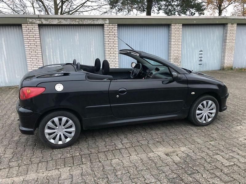 Gebraucht Peugeot 206 CC 109 PS (80 kW) 2007 Schwarz Cabrio
