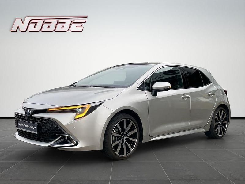 Cosmicsilber metallic Gebraucht 2024 Toyota Corolla Lounge+ Limousine | 35.980 € (Teuer) - Bild 1/4