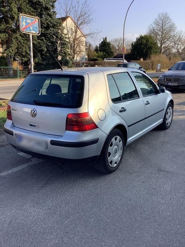 Second-hand VW Golf IV 75 CP (55 kW) 2001 Argintiu Berlinǎ