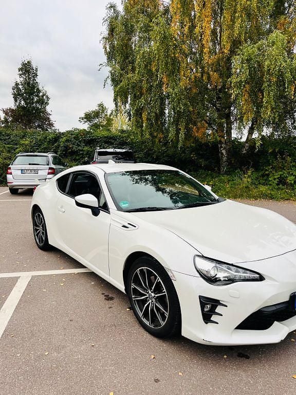 Weiß Gebraucht 2017 Toyota GT86 GT Coupé | 24.999 € (Fairer Preis) - Bild 1/4