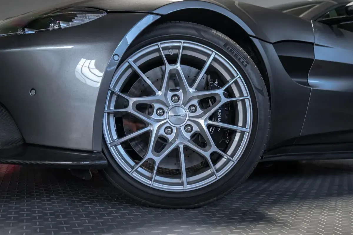 Gebraucht Aston Martin V8 Vantage 510 PS (375 kW) 2021 Magnetic silver Coupé