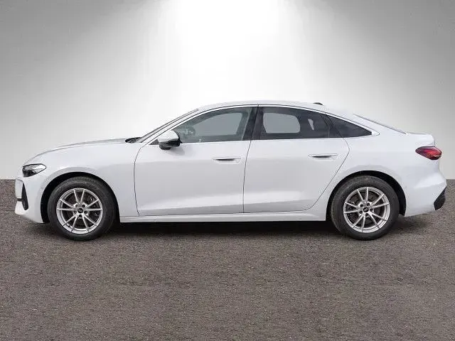 Second-hand Audi A5 Ambiente 204 CP (150 kW) 2025 Alb Berlinǎ