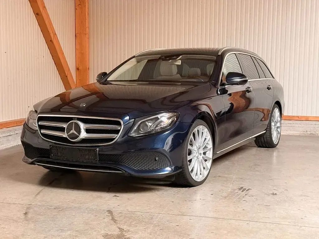 Gebraucht Mercedes E220 194 PS (142 kW) 2018 Blau Kombi