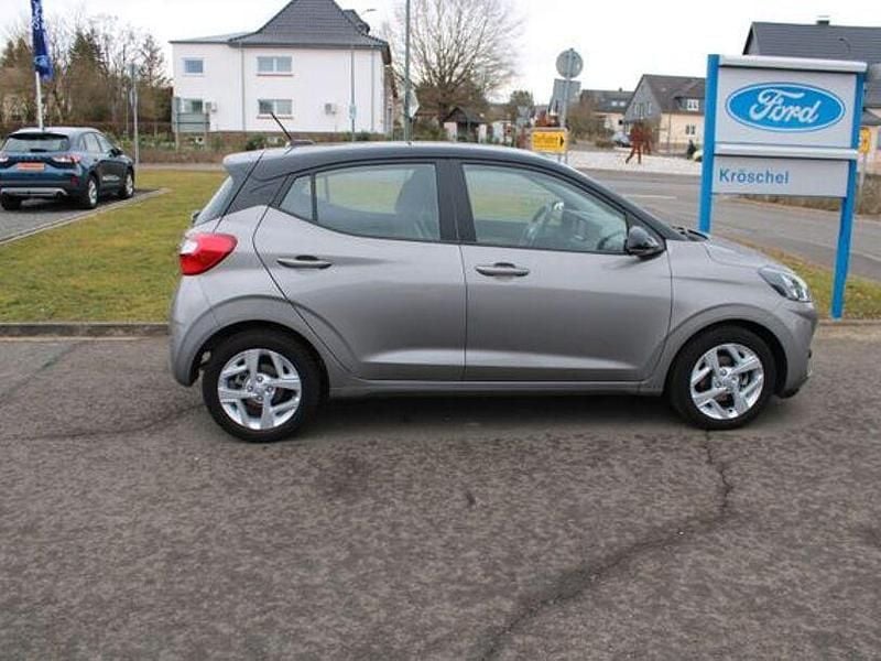 Gebraucht Hyundai i10 Comfort 84 PS (61 kW) 2022 Schwarz Kleinwagen