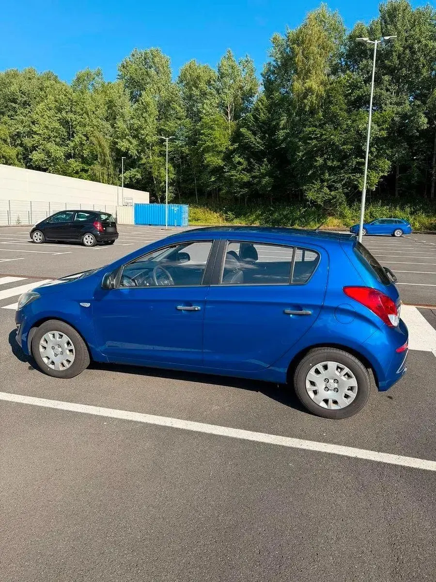 Gebraucht Hyundai i20 Edition 86 PS (63 kW) 2013 Blau Kleinwagen