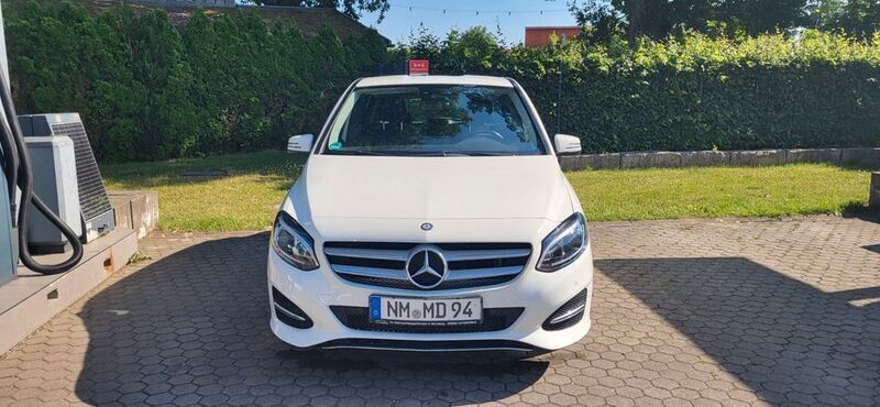 Weiß Gebraucht 2016 Mercedes B180 Van / Kleinbus | 10.800 € (Fairer Preis) - Bild 1/4