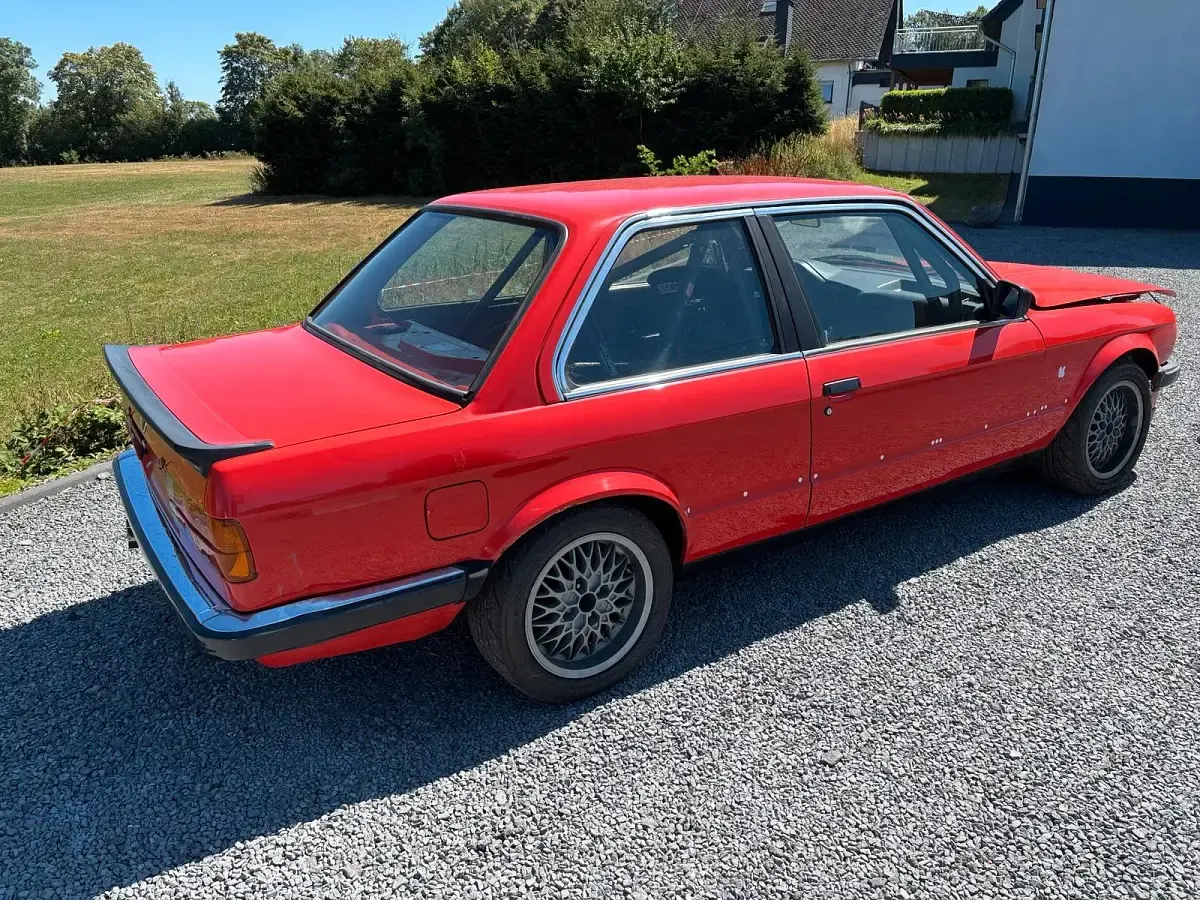 Gebraucht BMW 325 129 PS (94 kW) 1983 Rot Limousine