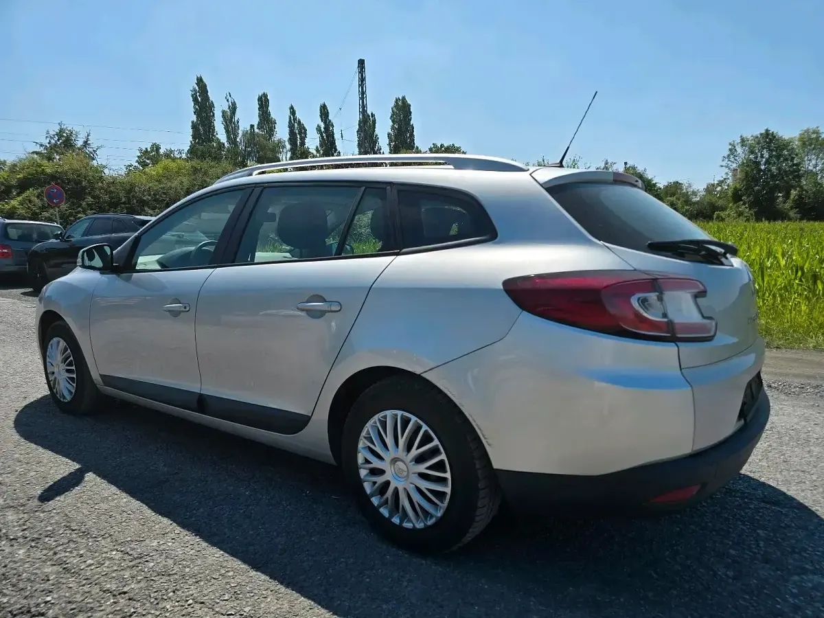Gebraucht Renault Mégane GrandTour 106 PS (77 kW) 2010 Grau Kombi