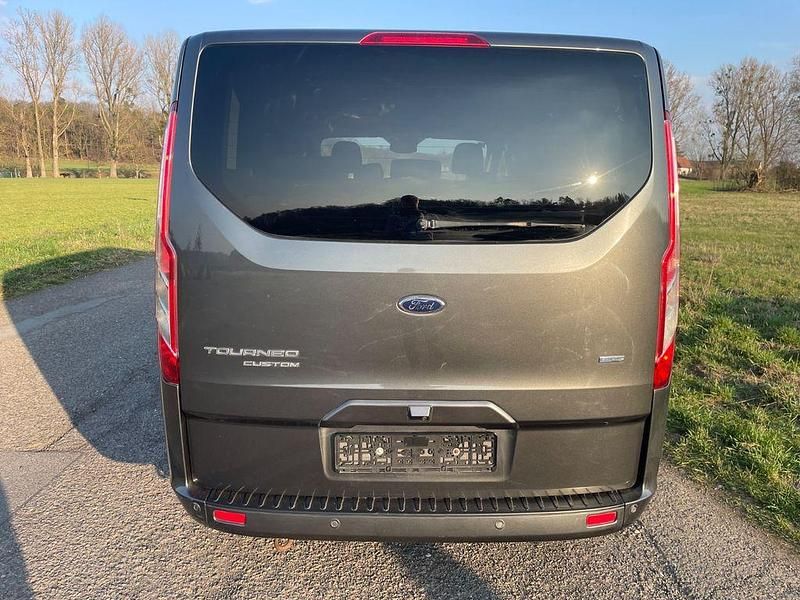 Gebraucht Ford Tourneo 131 PS (96 kW) 2019 Grau Van / Kleinbus