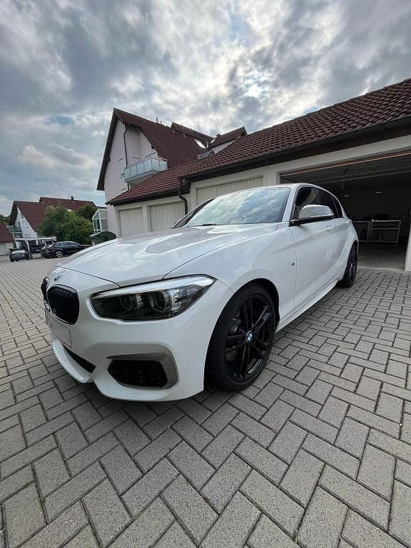 Weiß Gebraucht 2018 BMW M140 M Sport Limousine | 32.950 € (Fairer Preis) - Bild 1/4
