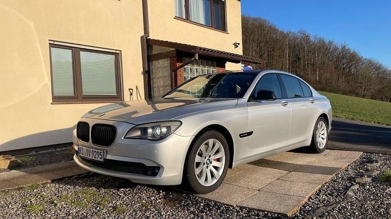 Gebraucht BMW 730 Sport Line 245 PS (180 kW) 2012 Silber Limousine