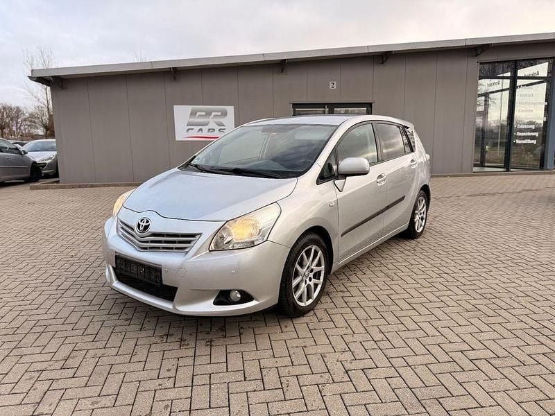 Silber Gebraucht 2012 Toyota Verso Travel Van / Kleinbus | 3.480 € (Guter Preis) - Bild 1/4