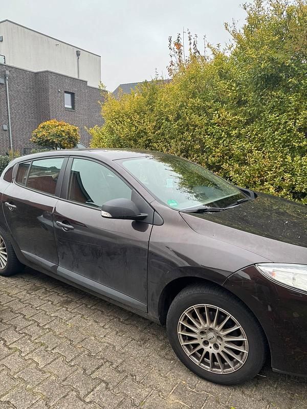 Gebraucht Renault Mégane 100 PS (73 kW) 2012 Braun Limousine