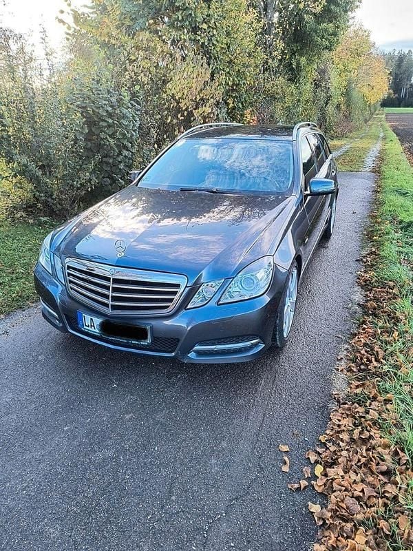Grau Gebraucht 2011 Mercedes E200 Avantgarde Kombi | 9.500 € (Fairer Preis) - Bild 1/4