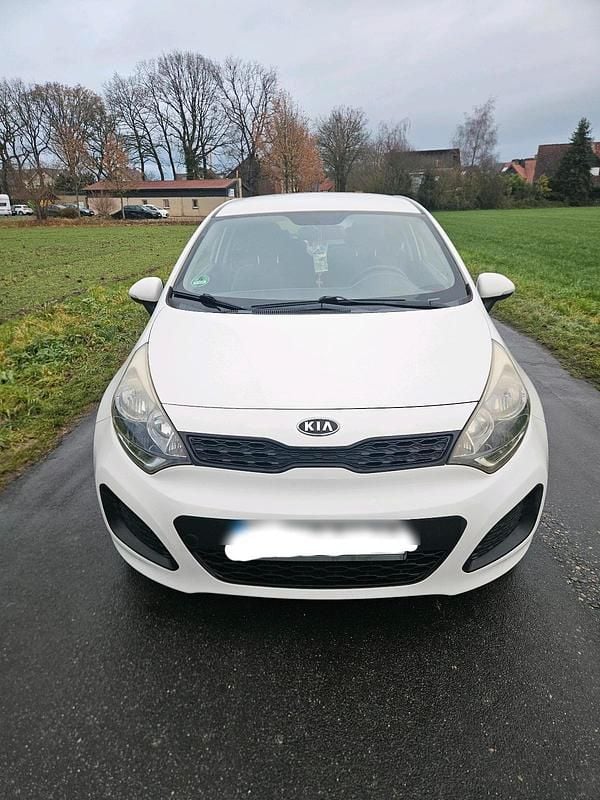 Weiß Gebraucht 2012 Kia Rio Kleinwagen | 3.599 € (Fairer Preis) - Bild 1/4