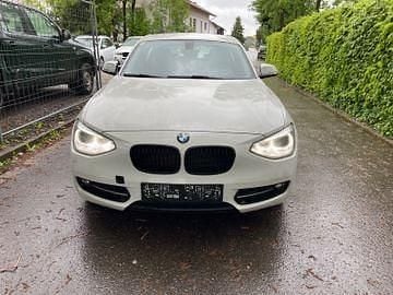 Weiß Gebraucht 2011 BMW 116 Sport Line Kleinwagen | 3.499 € (Fairer Preis) - Bild 1/4