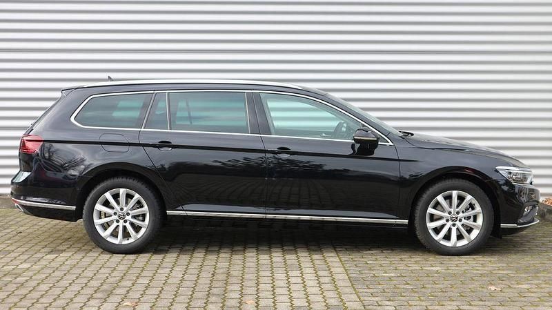Gebraucht VW Passat Elegance 150 PS (110 kW) 2024 Deep black perleffekt Kombi