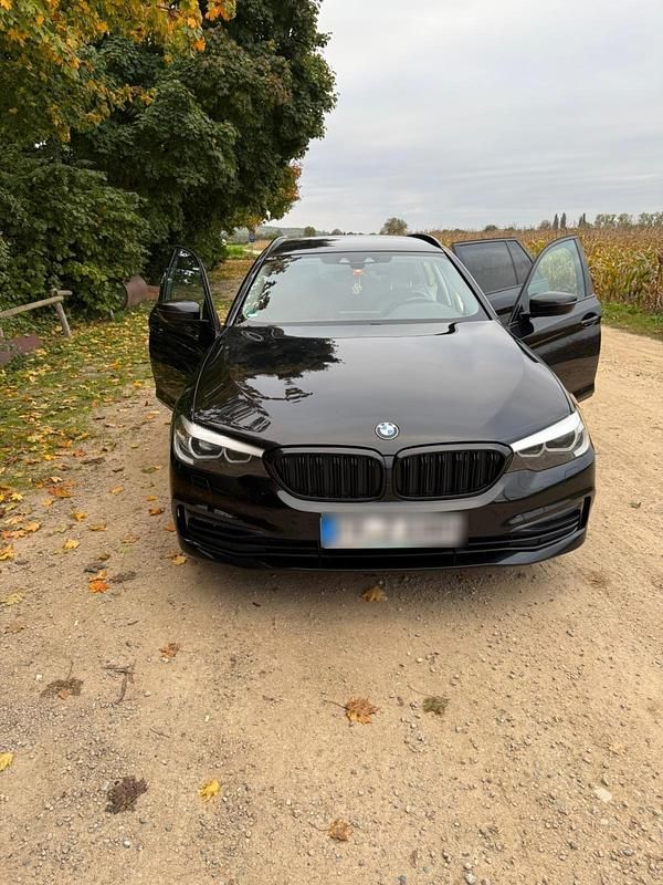 Schwarz Gebraucht 2018 BMW 520 Kombi | 21.700 € (Fairer Preis) - Bild 1/4