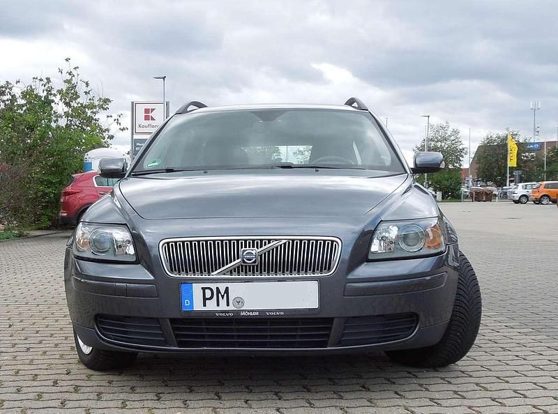 Grau Gebraucht 2006 Volvo V50 Kinetic Kombi | 3.490 € (Fairer Preis) - Bild 1/4