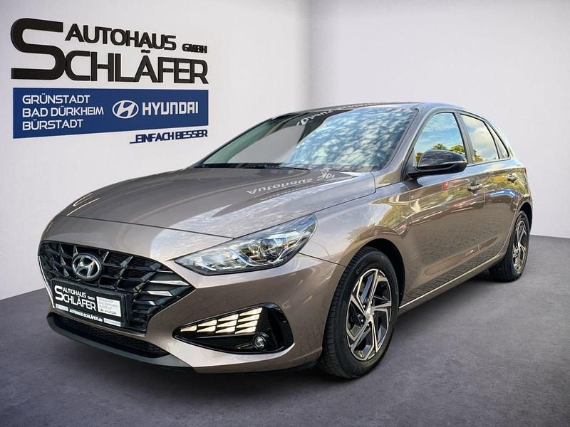 Silky bronze / met Gebraucht 2021 Hyundai i30 Edition 30 Limousine | 16.780 € (Fairer Preis) - Bild 1/4