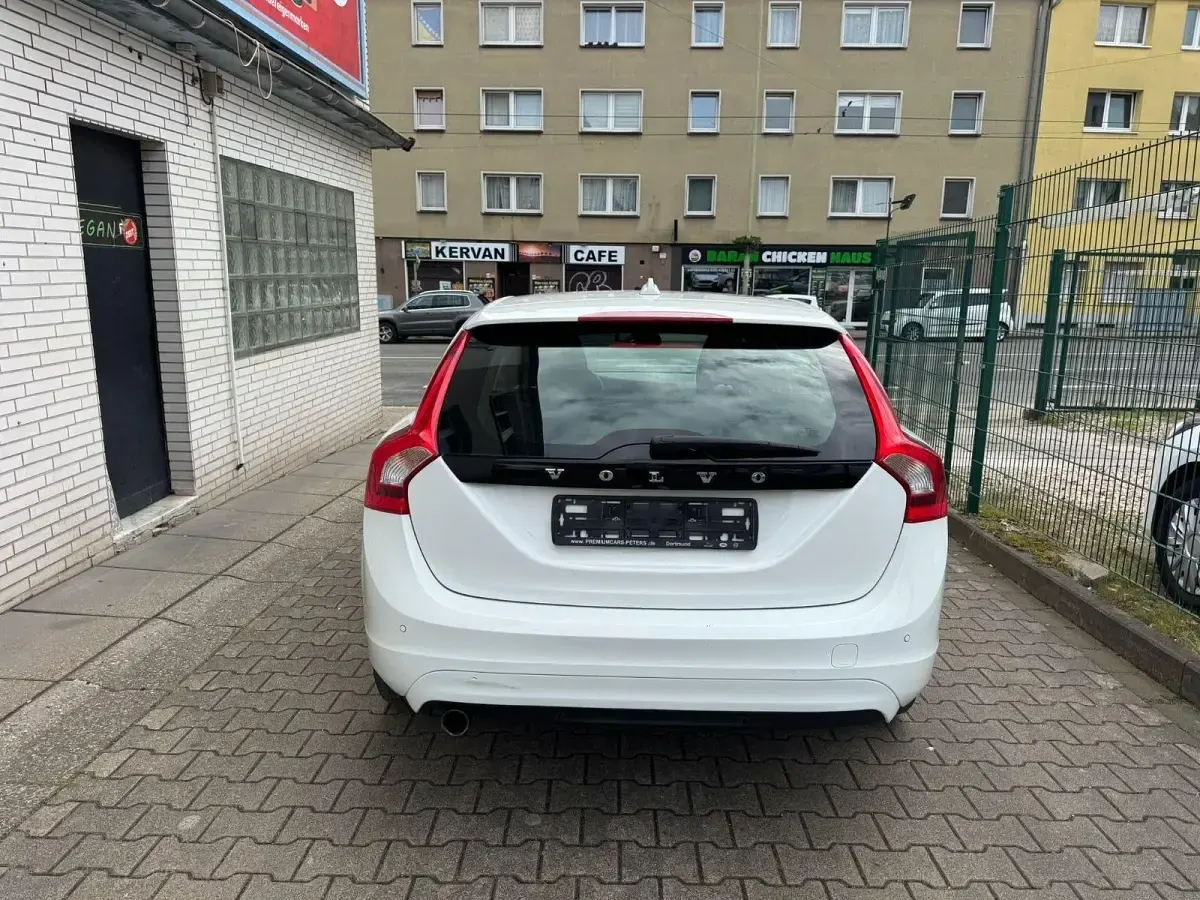 Gebraucht Volvo V60 Business Edition 150 PS (110 kW) 2015 Weiß Kombi