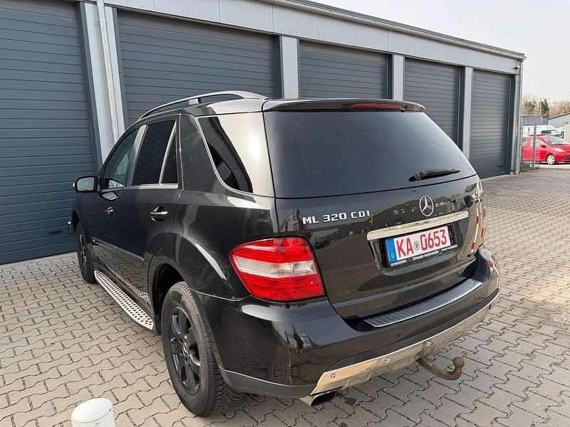 Gebraucht Mercedes ML320 224 PS (164 kW) 2008 Schwarz SUV