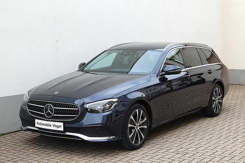 Blau Gebraucht 2022 Mercedes E300 Avantgarde Limousine | 27.900 € (Guter Preis) - Bild 1/4