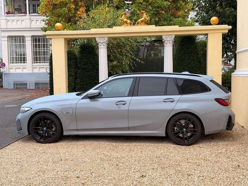 Grau Gebraucht 2022 BMW 330e M Sport Kombi | 44.990 € - Bild 1/4