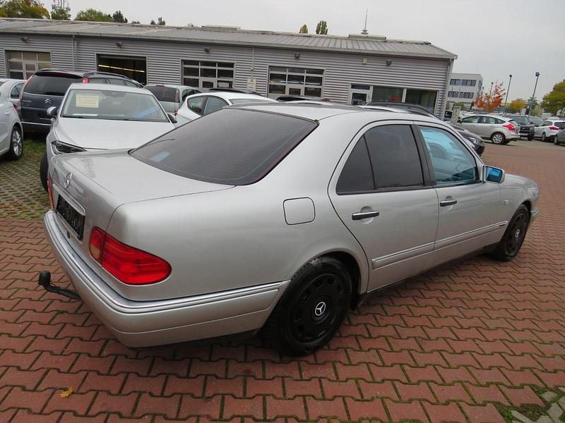 Gebraucht Mercedes E240 Avantgarde 170 PS (125 kW) 1998 Silber Limousine