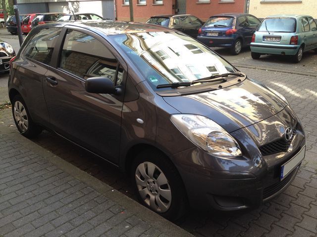 Gebraucht Toyota Yaris Cool 69 PS (50 kW) 2009 Grau Kleinwagen