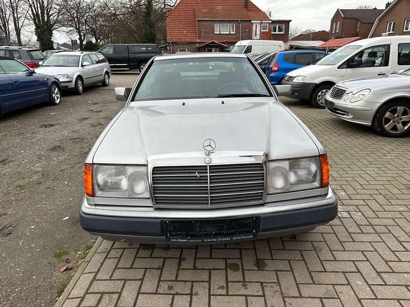 Silber Gebraucht 1992 Mercedes 230 Coupé | 8.999 € - Bild 1/4