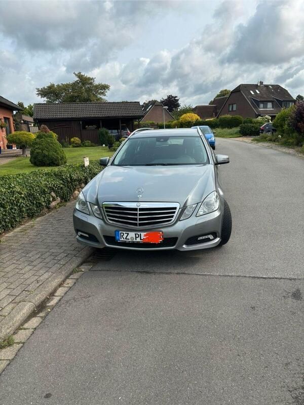 Grau Gebraucht 2010 Mercedes E250 Kombi | 5.200 € (Superpreis) - Bild 1/4