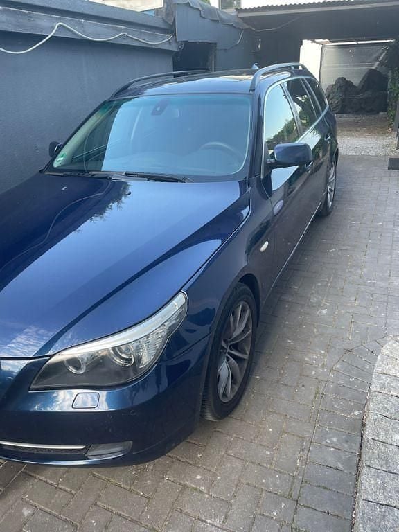 Blau Gebraucht 2009 BMW 520 Lifestyle Kombi | 3.999 € (Fairer Preis) - Bild 1/4