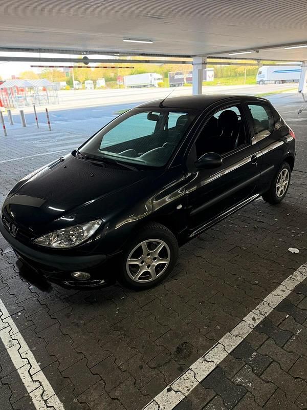 Gebraucht Peugeot 206 68 PS (50 kW) 2004 Schwarz Kleinwagen