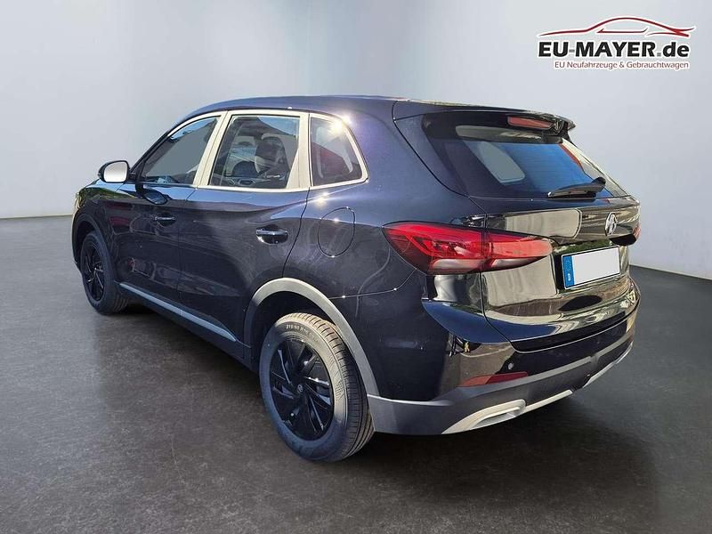 Neu MG ZS 116 PS (85 kW) 2025 Pebble black metallic/schwarz Limousine