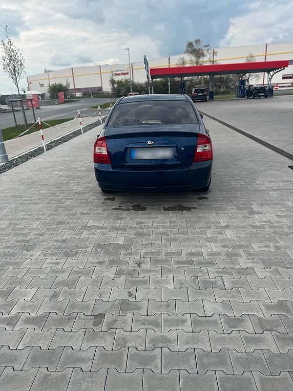 Usado Kia Cerato 105 CV (77 kW) 2006 Azul Berlina
