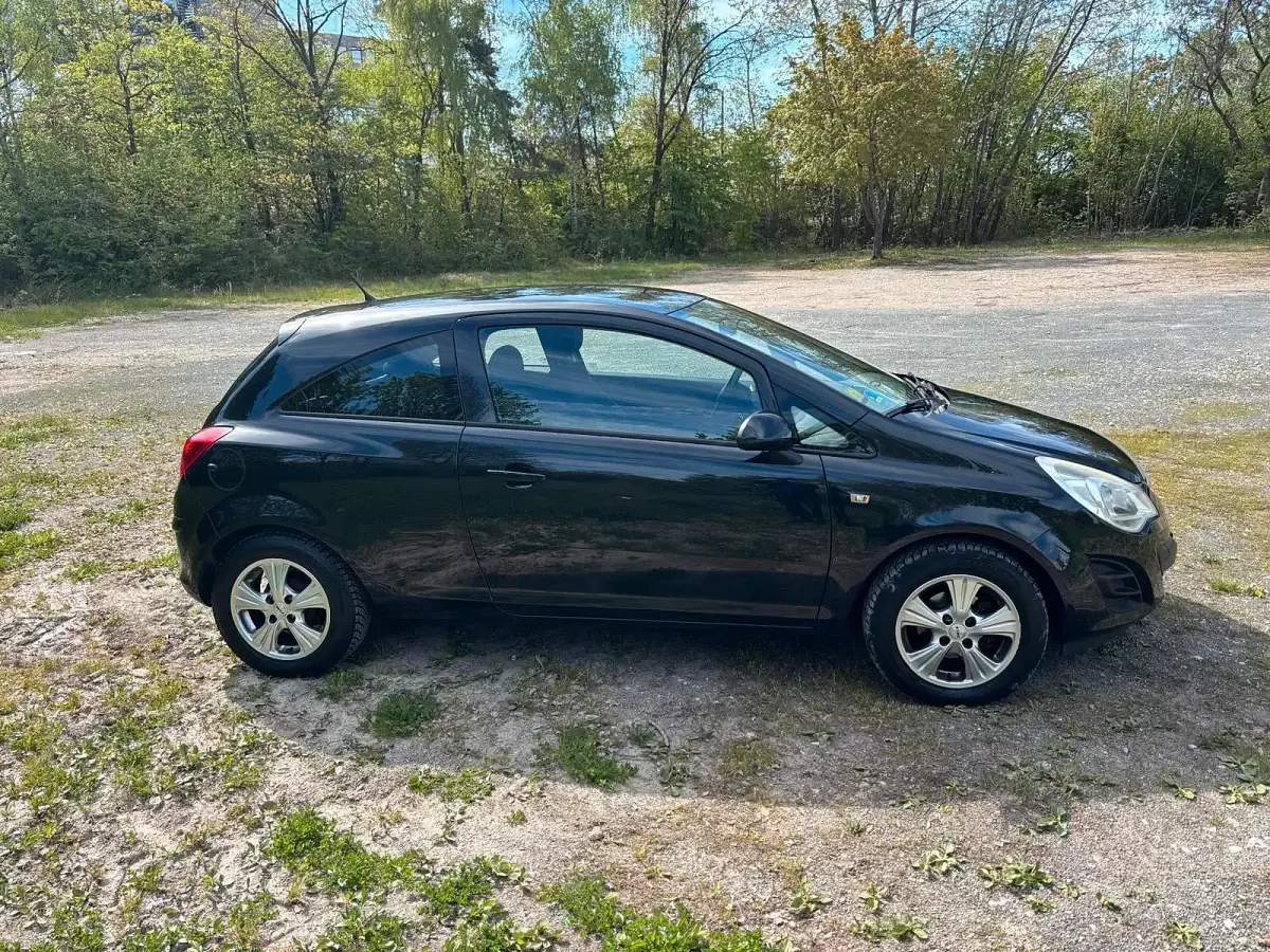 Second-hand Opel Corsa 69 CP (50 kW) 2013 Negru Hatchback