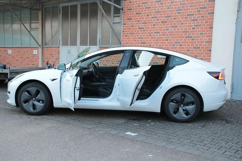 Gebraucht Tesla Model 3 Standard Range 225 kW (306 PS) 2019 Weiß Limousine