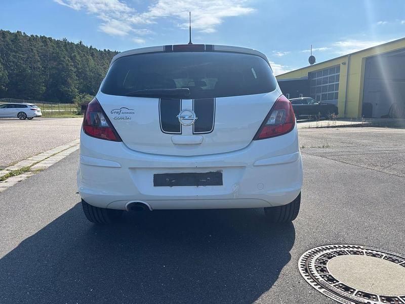 Gebraucht Opel Corsa Color Edition 101 PS (74 kW) 2013 Weiß Limousine