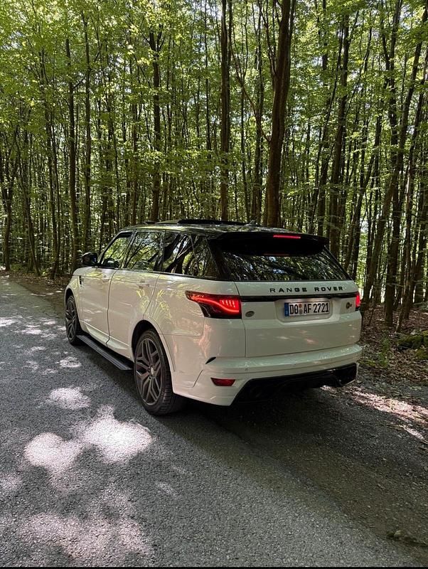 Weiß Gebraucht 2016 Land Rover Range Rover Sport SVR SUV | 29.300 € (Fairer Preis) - Bild 1/4