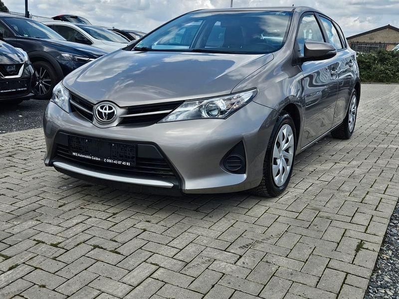 Avant garde bronze Gebraucht 2013 Toyota Auris Cool Limousine | 7.950 € (Fairer Preis) - Bild 1/4