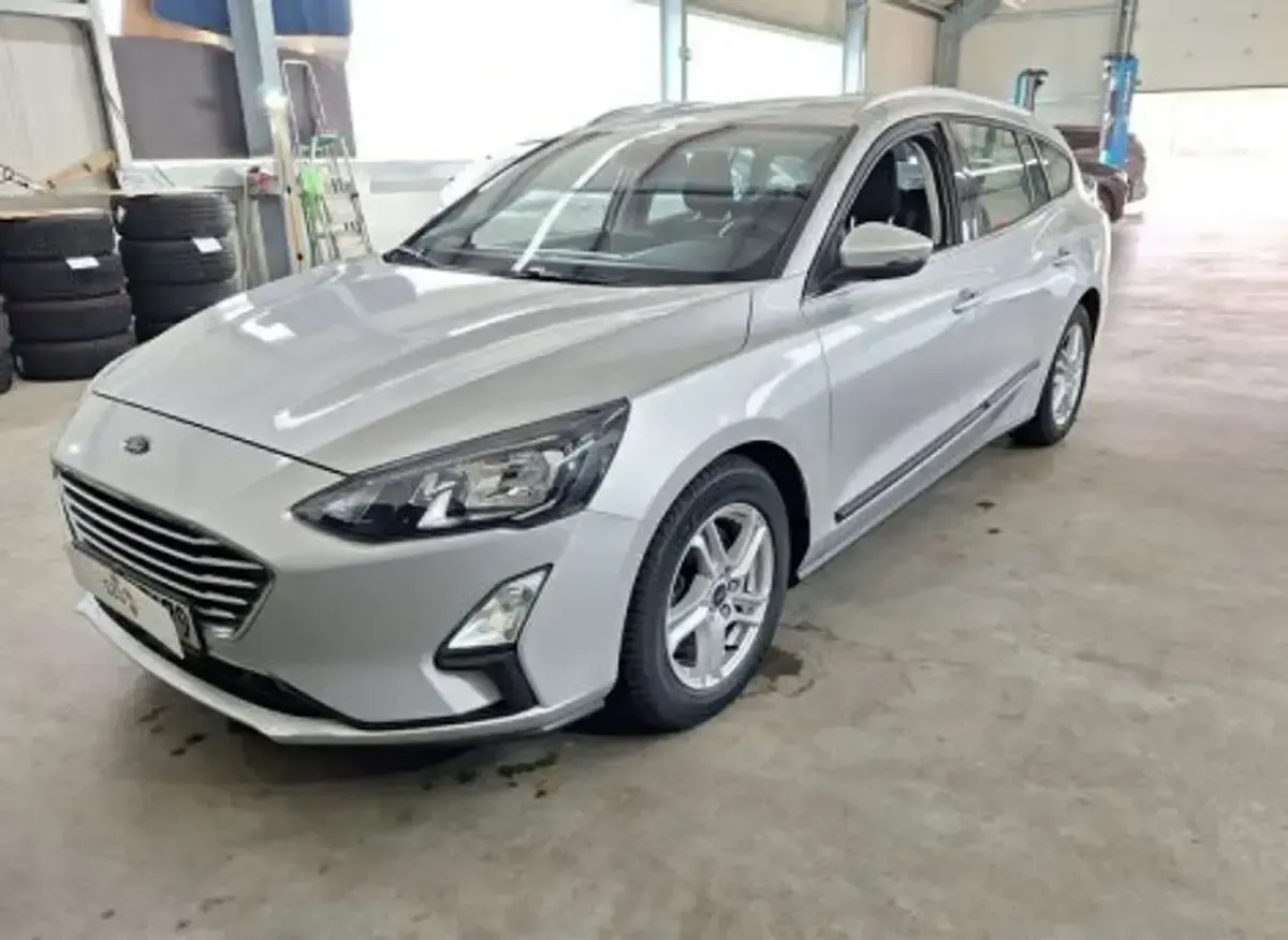 Usado Ford Focus Cool & Connect 120 CV (88 kW) 2020 Plateado Familiar