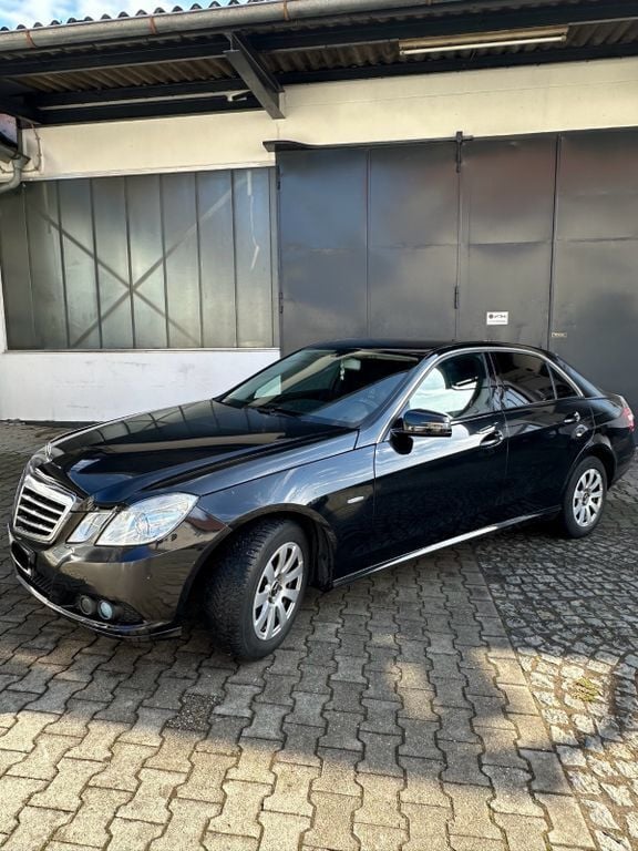 Schwarz Gebraucht 2010 Mercedes E200 Limousine | 8.990 € (Guter Preis) - Bild 1/4