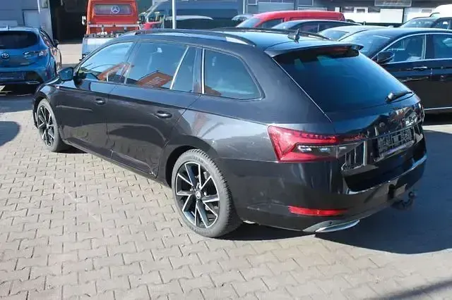 Gebraucht Skoda Superb SportLine 150 PS (110 kW) 2023 Schwarzmagic perleffekt Kombi