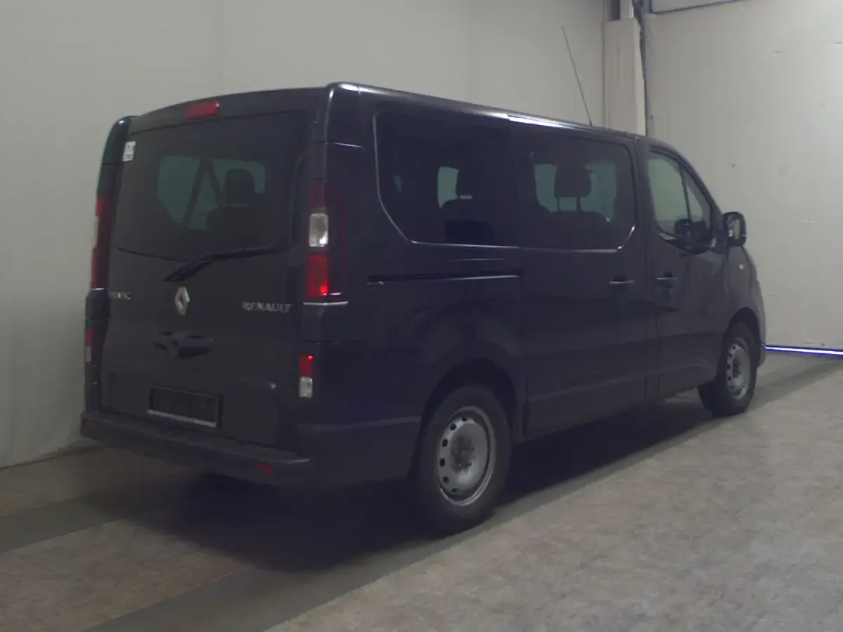 Käytetty Renault Trafic Expression 125 HP (91 kW) 2017 Musta Tila-auto
