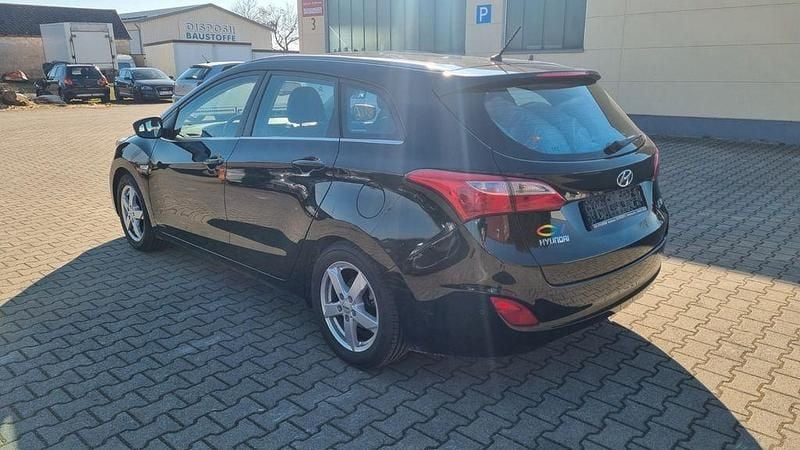 Gebraucht Hyundai i30 Trend 99 PS (72 kW) 2012 Schwarz Kombi