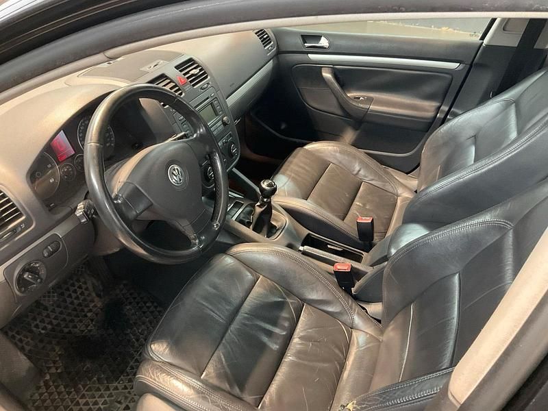 Second-hand VW Golf IV 140 CP (102 kW) 2004 Negru Berlinǎ