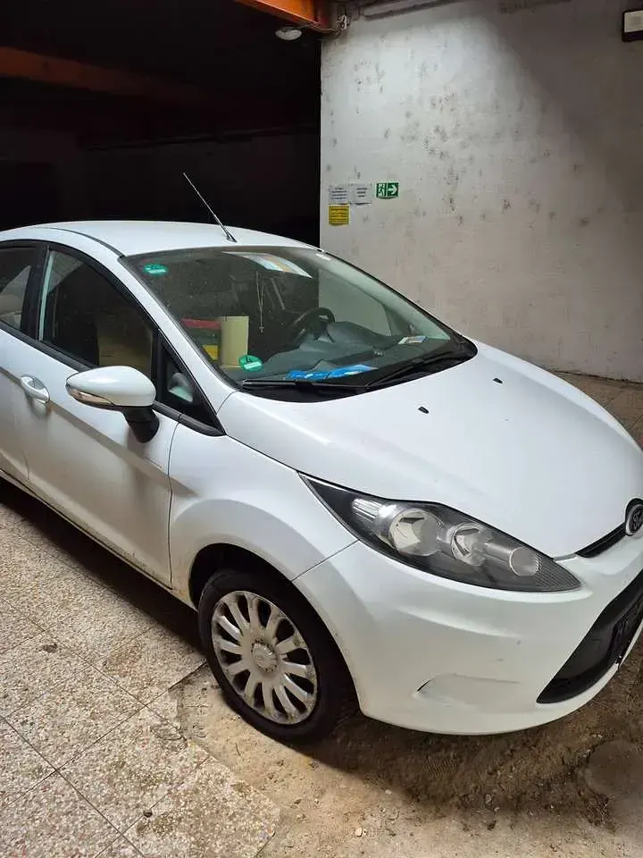 Gebraucht Ford Fiesta Trend 82 PS (60 kW) 2012 Weiß Limousine