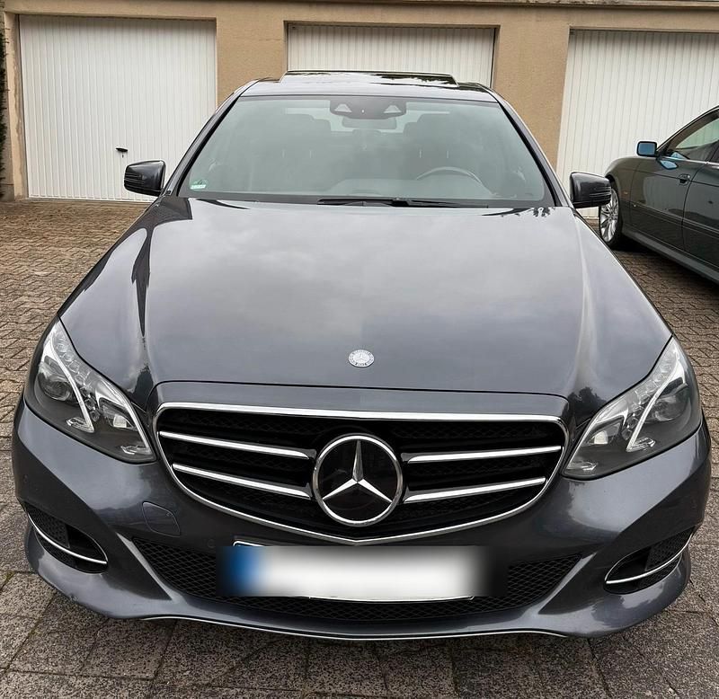 Grau Gebraucht 2014 Mercedes E250 Limousine | 21.299 € (Teuer) - Bild 1/4
