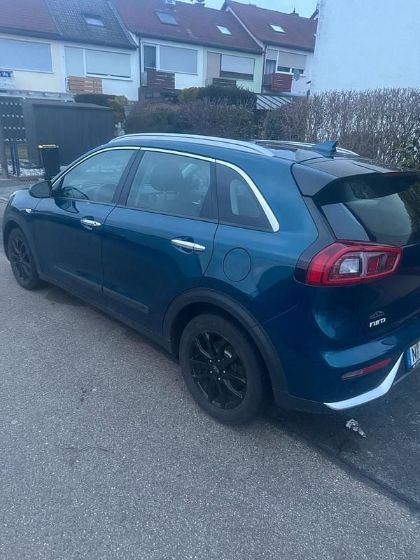 Gebraucht Kia Niro 141 PS (103 kW) 2018 Blau SUV